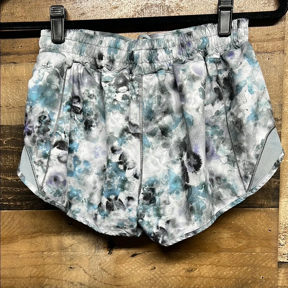 Lululemon Hotty Hot Low Rise Short 2.5